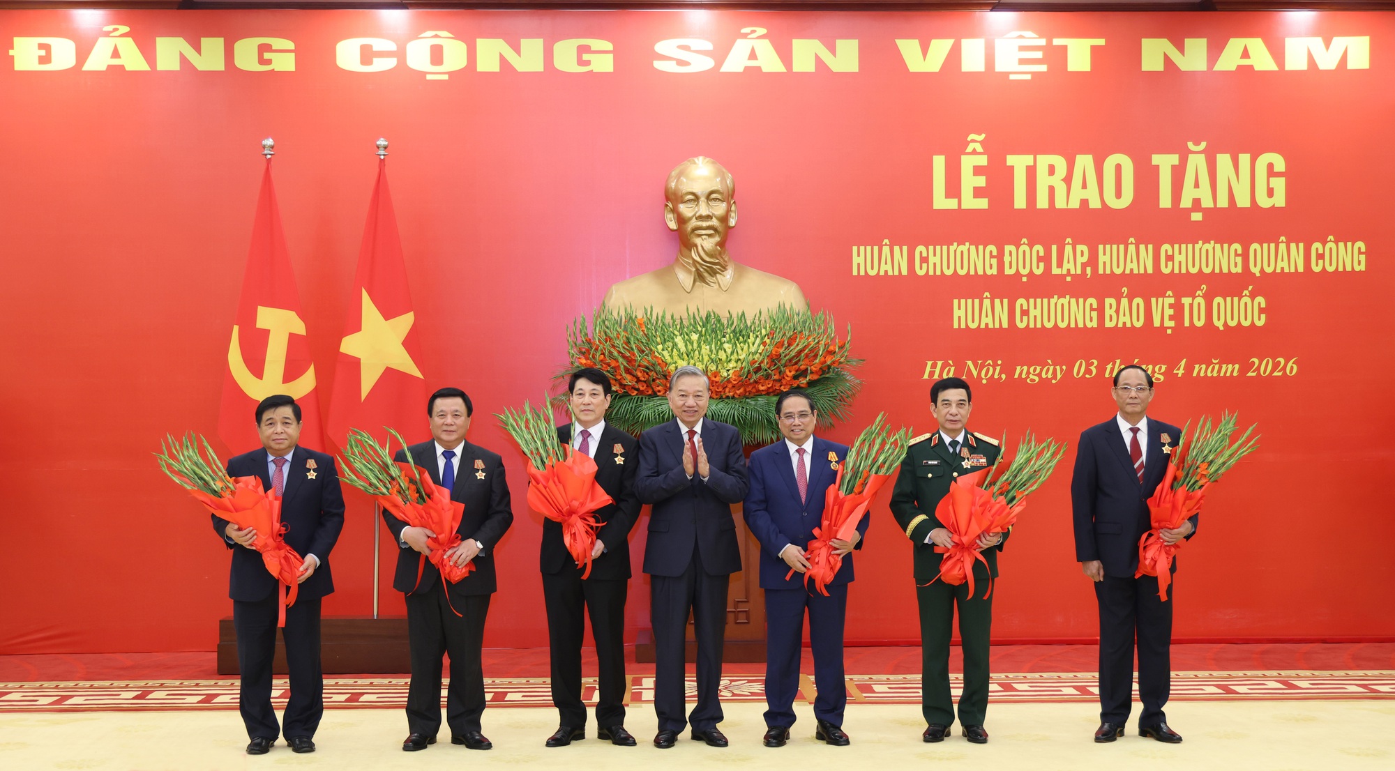 Chủ tịch nước Lương Cường và Thủ tướng Phạm Minh Chính được tặng Huân chương - Ảnh 1.