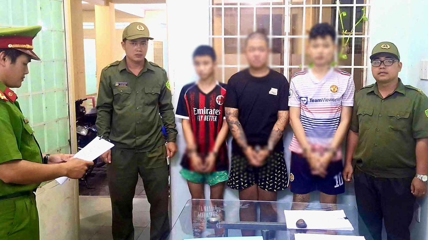Bắt giam 3 'qu&aacute;i xế' trong nh&oacute;m chạy xe r&uacute; ga, nẹt p&ocirc;, tấn c&ocirc;ng người tr&ecirc;n đường phố T&acirc;y Ninh - Ảnh 1.