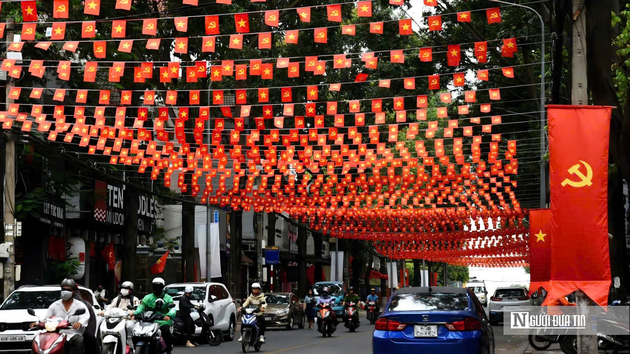 Đồng Nai rực rỡ cờ hoa ngày 30/4, khí thế mới của thành phố trẻ trực thuộc Trung ương- Ảnh 1.