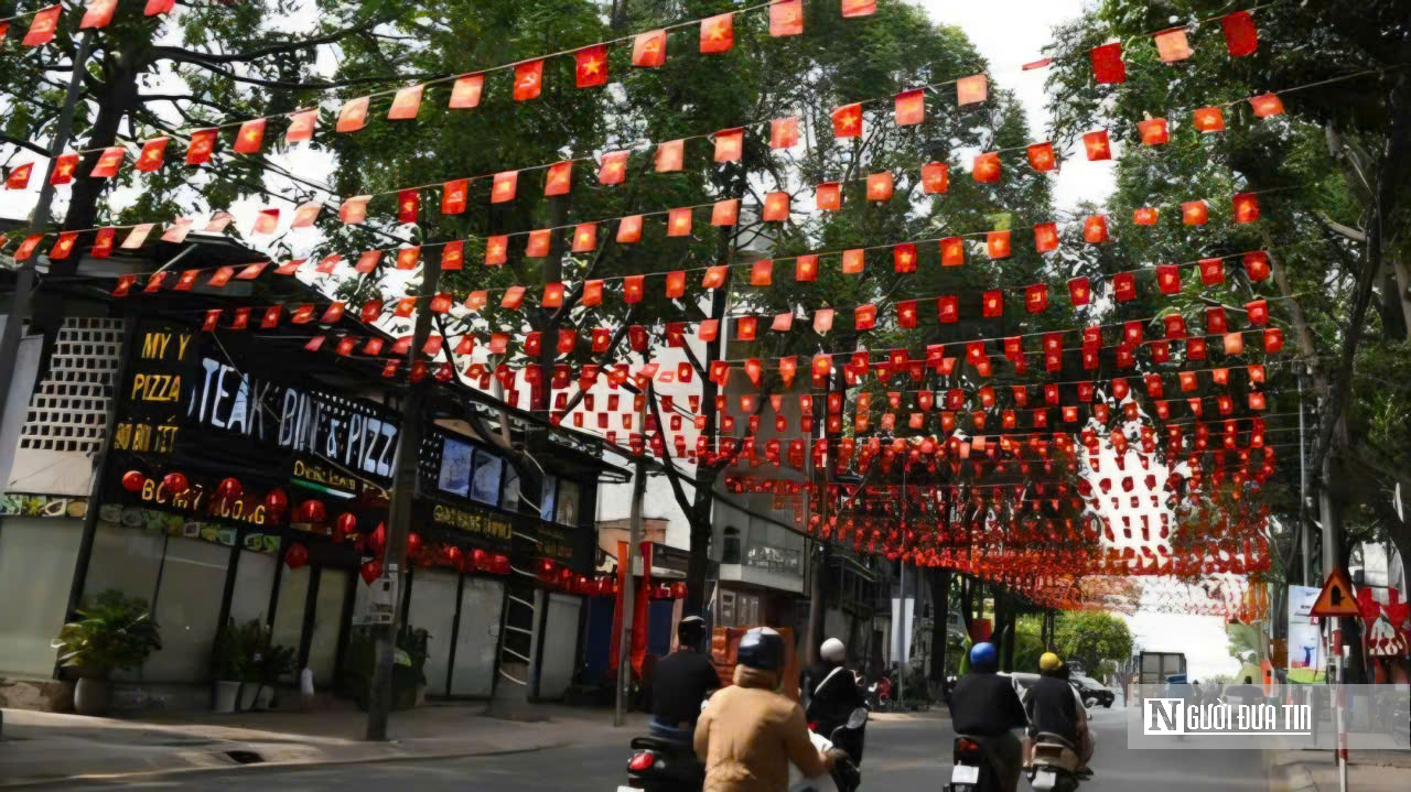 Đồng Nai rực rỡ cờ hoa ngày 30/4, khí thế mới của thành phố trẻ trực thuộc Trung ương- Ảnh 2.