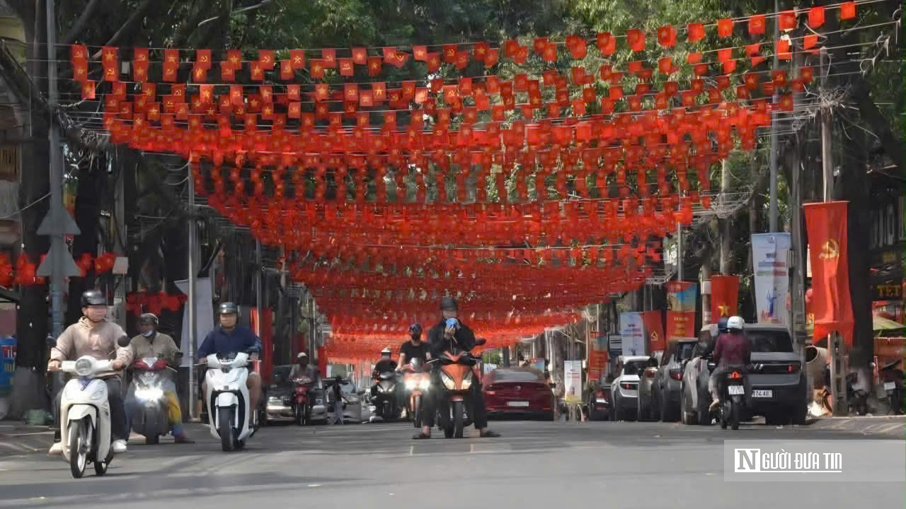 Đồng Nai rực rỡ cờ hoa ngày 30/4, khí thế mới của thành phố trẻ trực thuộc Trung ương- Ảnh 4.