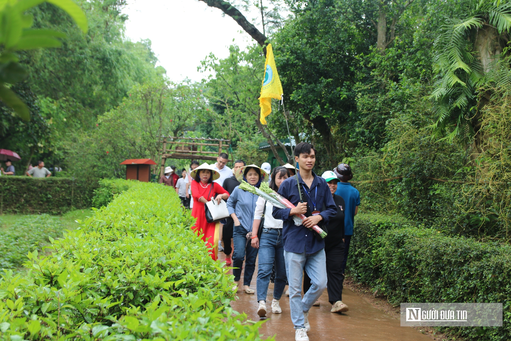 Đồng b&agrave;o mu&ocirc;n phương đội mưa về thăm qu&ecirc; B&aacute;c dịp kỷ niệm 51 năm ng&agrave;y thống nhất đất nước- Ảnh 1.
