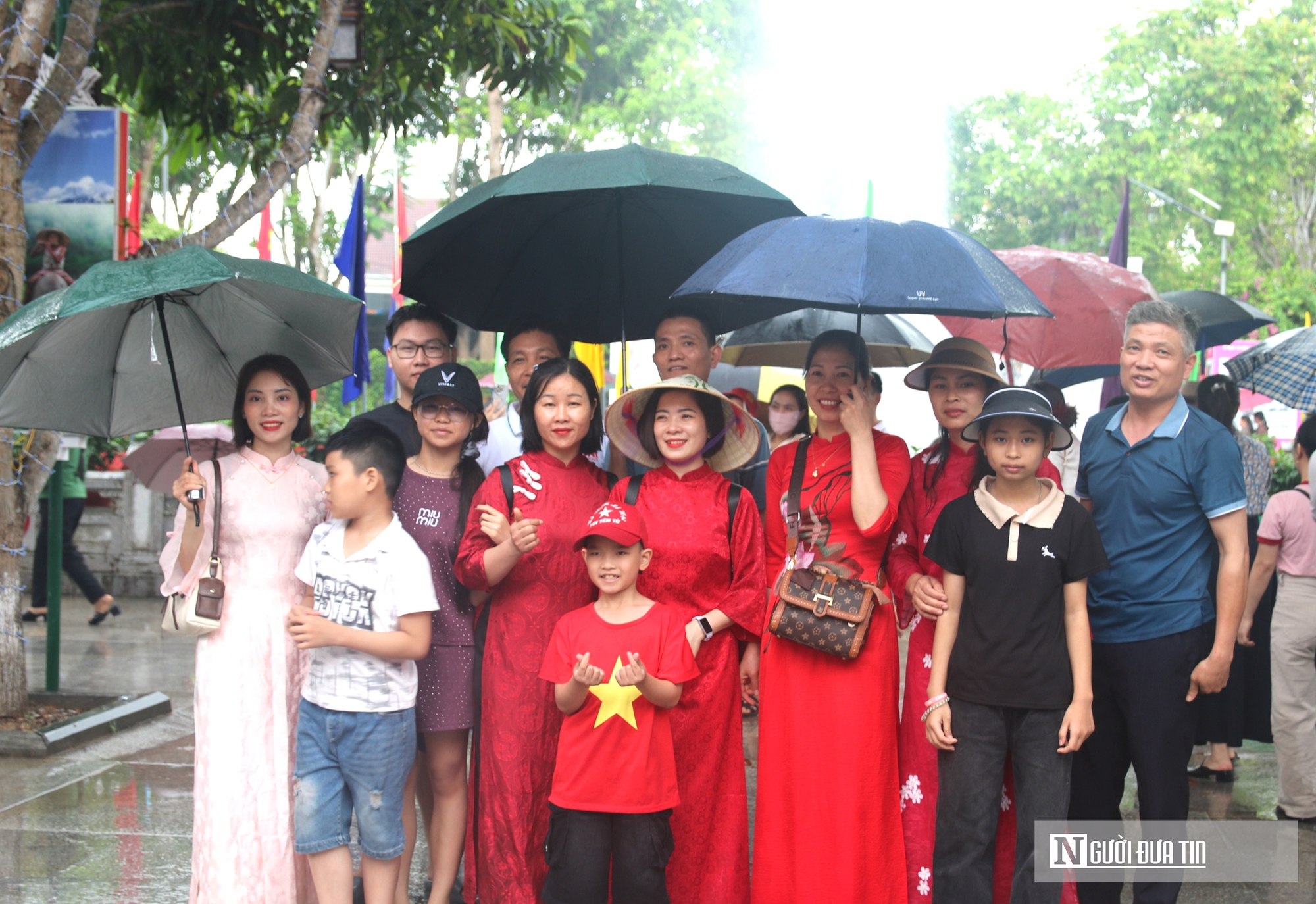 Đồng b&agrave;o mu&ocirc;n phương đội mưa về thăm qu&ecirc; B&aacute;c dịp kỷ niệm 51 năm ng&agrave;y thống nhất đất nước- Ảnh 2.