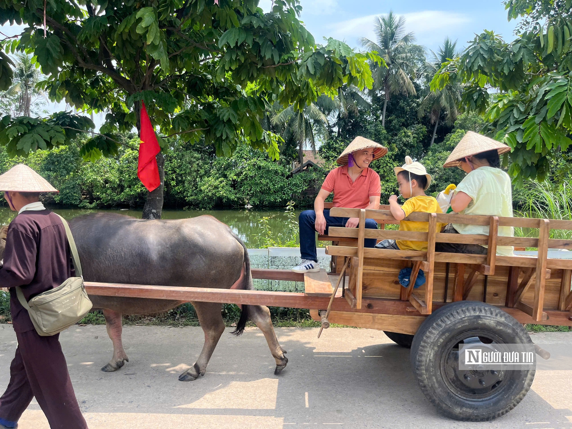 Du kh&aacute;ch th&iacute;ch th&uacute; với dịch vụ xe tr&acirc;u tại l&agrave;ng cổ Đường L&acirc;m- Ảnh 1.