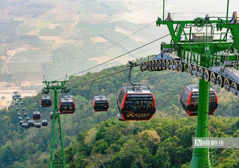 Hàng ngàn du khách đổ về “nóc nhà Nam bộ” dịp 30/4- Ảnh 2.