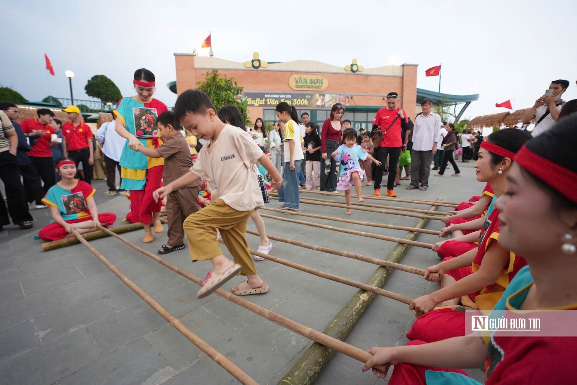 Hàng ngàn du khách đổ về “nóc nhà Nam bộ” dịp 30/4- Ảnh 7.