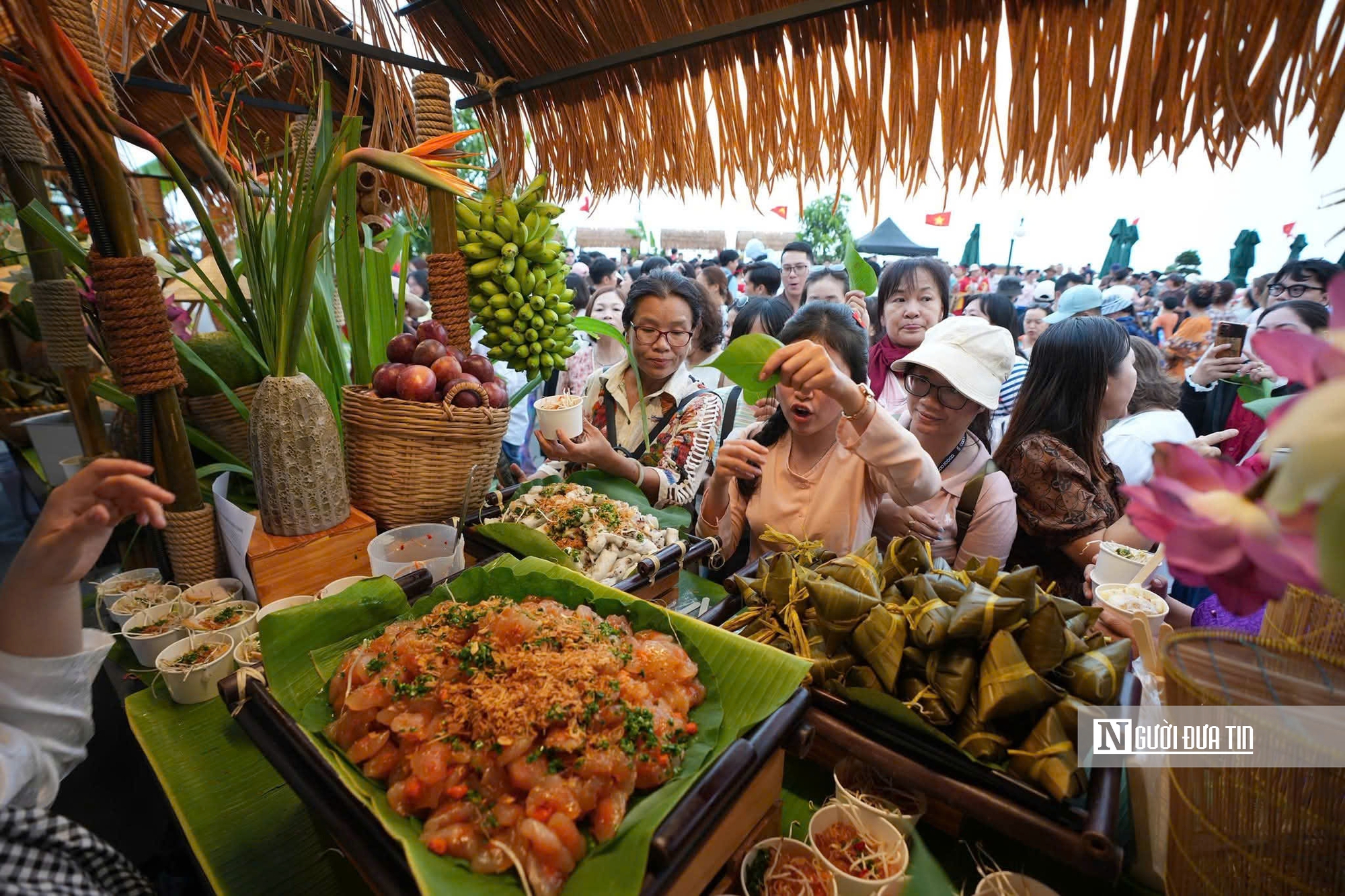 Hàng ngàn du khách đổ về “nóc nhà Nam bộ” dịp 30/4- Ảnh 9.