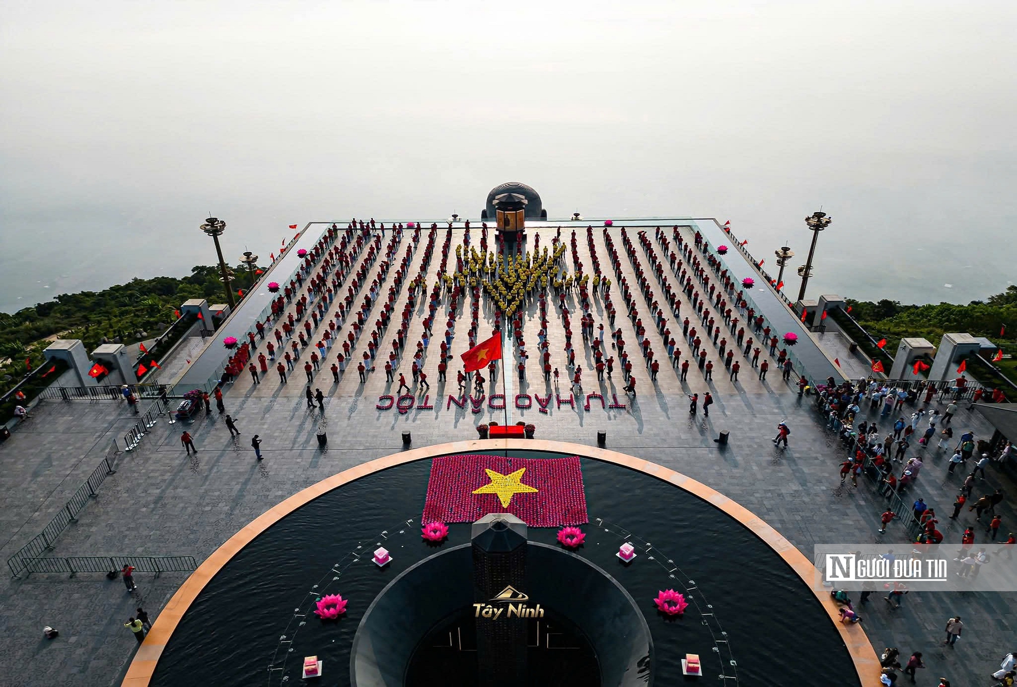 Hàng ngàn du khách đổ về “nóc nhà Nam bộ” dịp 30/4- Ảnh 13.