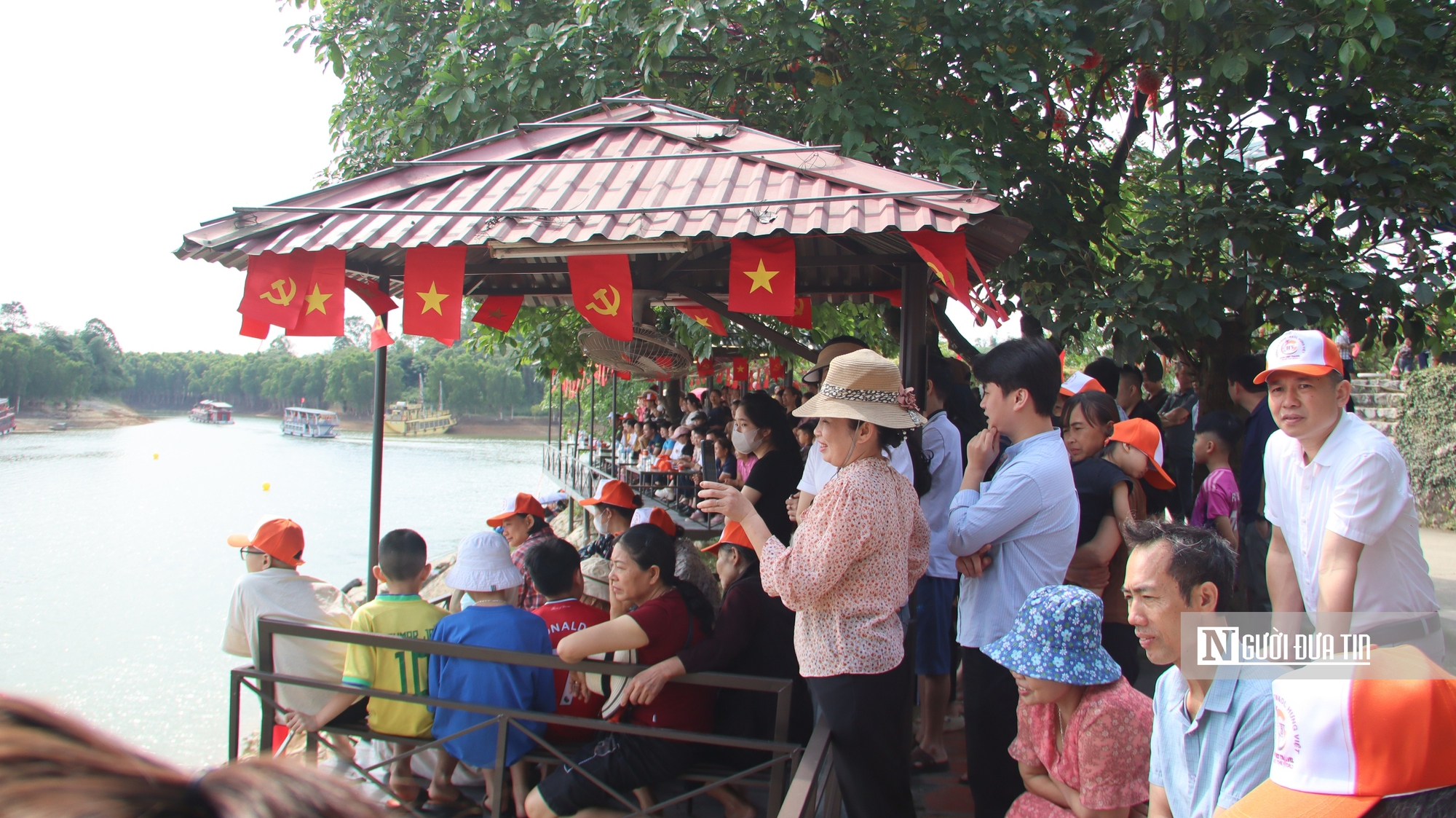 N&aacute;o nhiệt ng&agrave;y hội đua thuyền nan giữa l&ograve;ng hồ Th&aacute;c B&agrave; kỳ vĩ- Ảnh 1.