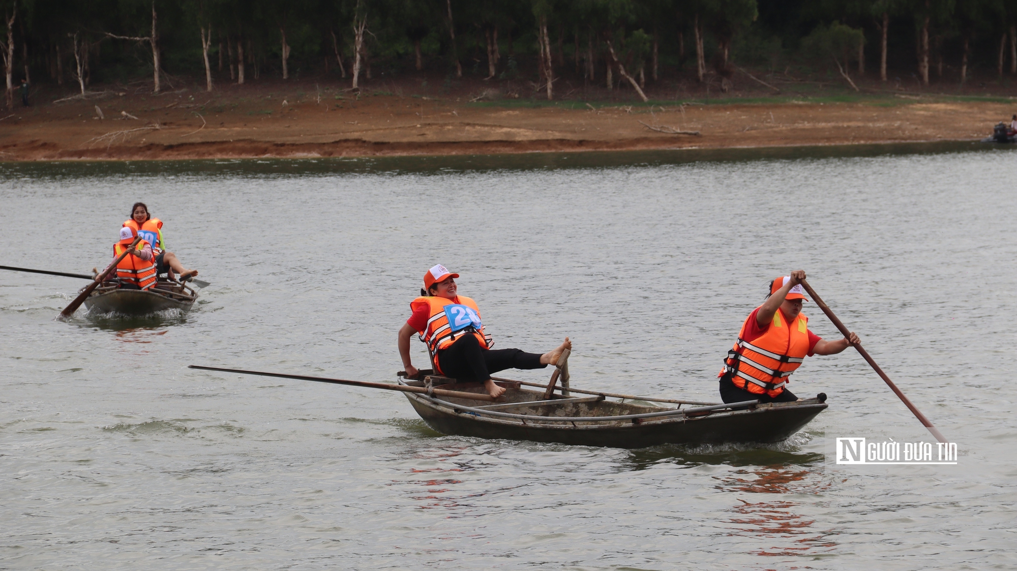 N&aacute;o nhiệt ng&agrave;y hội đua thuyền nan giữa l&ograve;ng hồ Th&aacute;c B&agrave; kỳ vĩ- Ảnh 3.