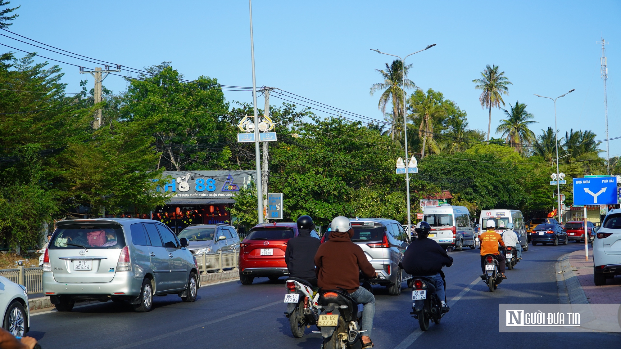 Du lịch bùng nổ dịp 30/4: Xe nối đuôi về Mũi Né, biển đông nghịt người, Đà Lạt chật kín điểm du lịch- Ảnh 1.