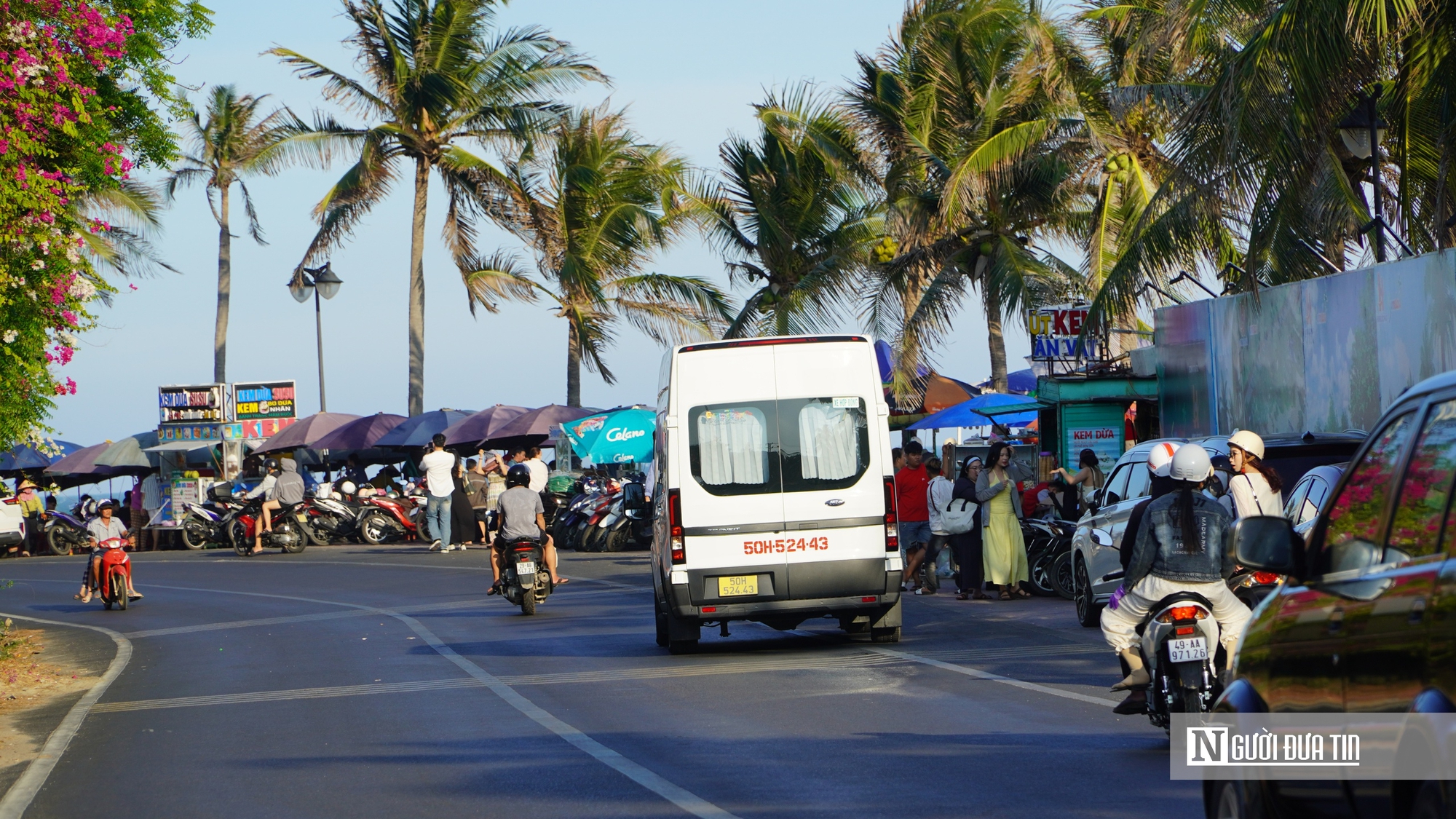 Du lịch bùng nổ dịp 30/4: Xe nối đuôi về Mũi Né, biển đông nghịt người, Đà Lạt chật kín điểm du lịch- Ảnh 2.