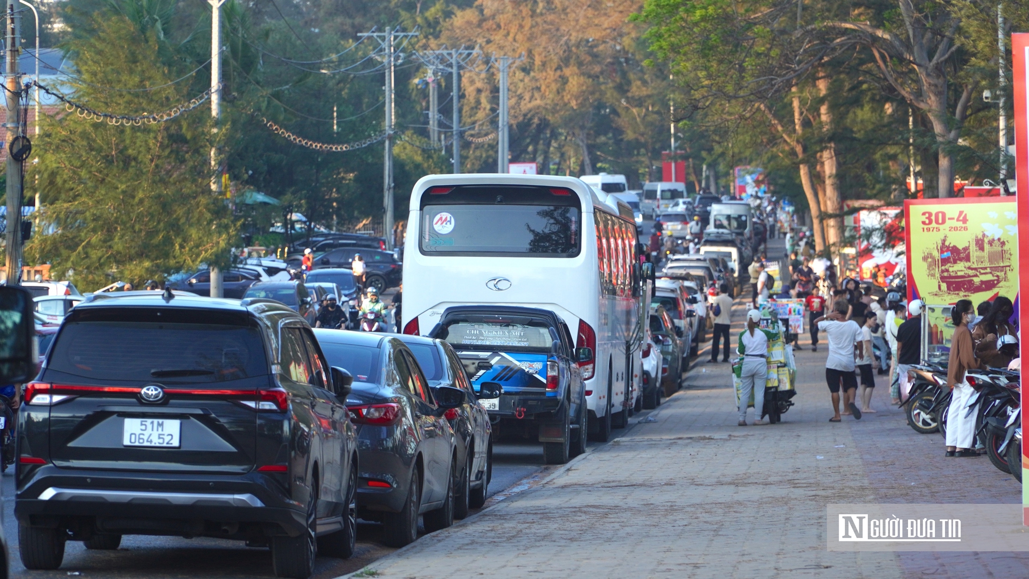 Du lịch bùng nổ dịp 30/4: Xe nối đuôi về Mũi Né, biển đông nghịt người, Đà Lạt chật kín điểm du lịch- Ảnh 4.
