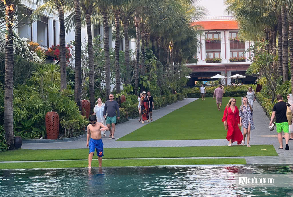 Du lịch bùng nổ dịp 30/4: Xe nối đuôi về Mũi Né, biển đông nghịt người, Đà Lạt chật kín điểm du lịch- Ảnh 5.