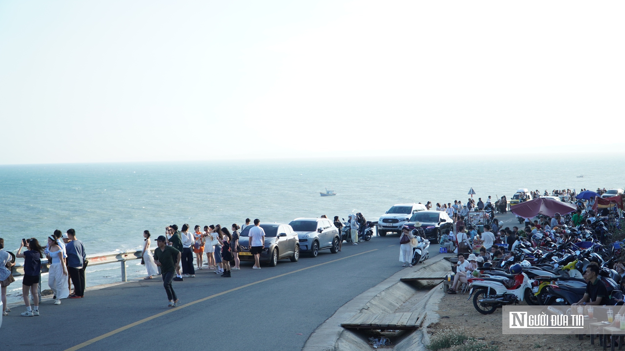 Du lịch bùng nổ dịp 30/4: Xe nối đuôi về Mũi Né, biển đông nghịt người, Đà Lạt chật kín điểm du lịch- Ảnh 9.