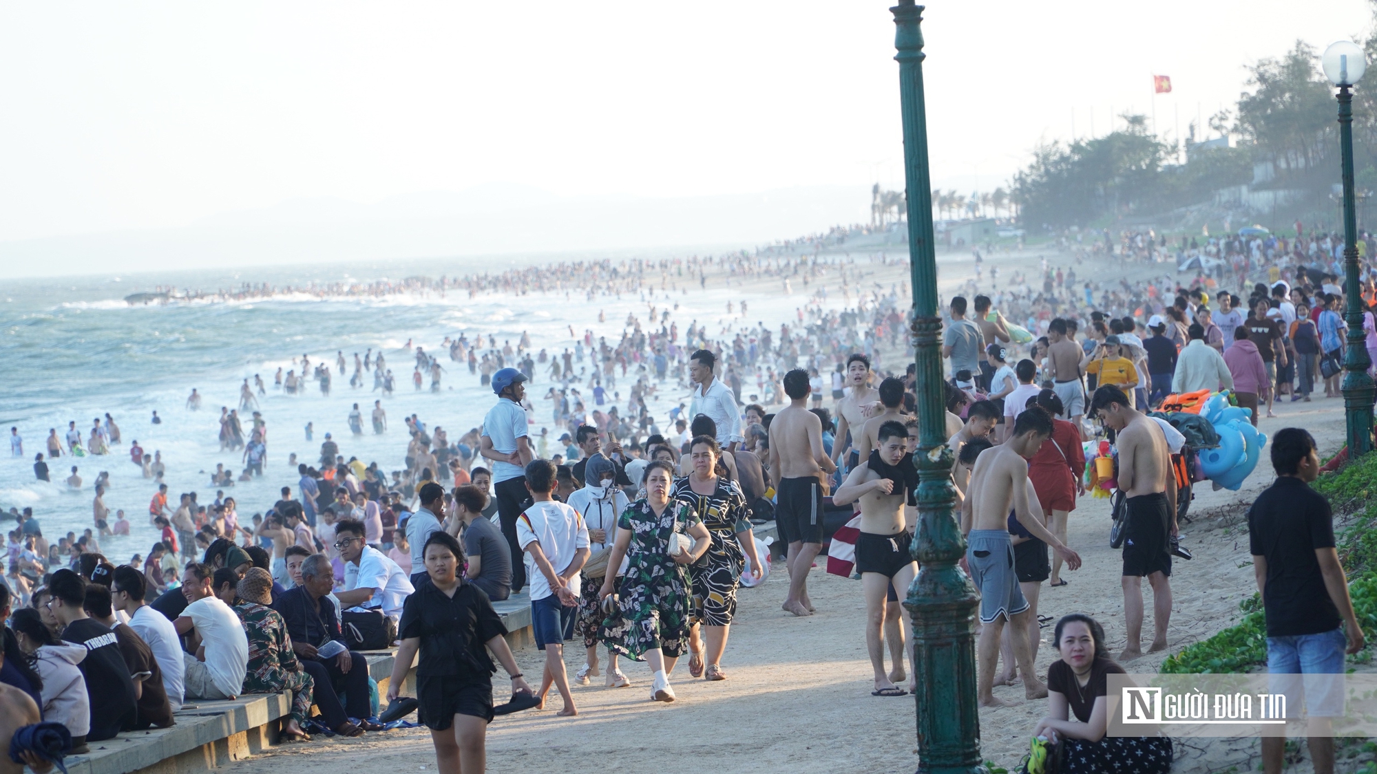 Du lịch bùng nổ dịp 30/4: Xe nối đuôi về Mũi Né, biển đông nghịt người, Đà Lạt chật kín điểm du lịch- Ảnh 11.