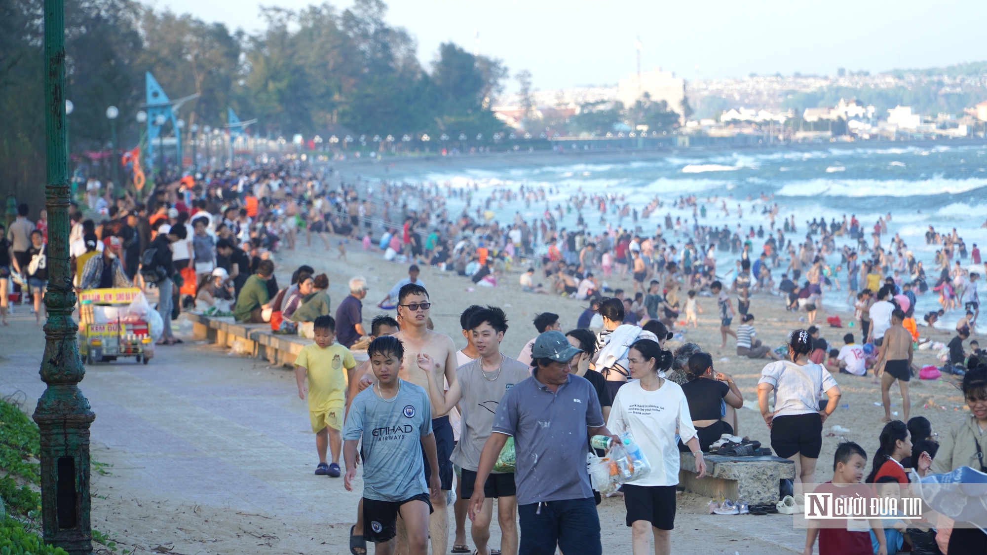 Du lịch bùng nổ dịp 30/4: Xe nối đuôi về Mũi Né, biển đông nghịt người, Đà Lạt chật kín điểm du lịch- Ảnh 12.