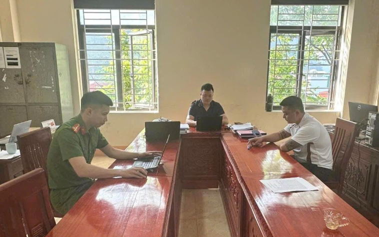Xô xát vì bình luận khiếm nhã trên mạng, một người bị đập đá vào mặt
