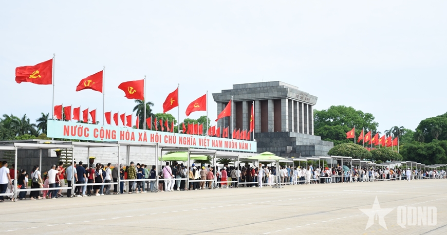 Hơn 20.000 lượt khách vào Lăng viếng Chủ tịch Hồ Chí Minh - Ảnh 1.