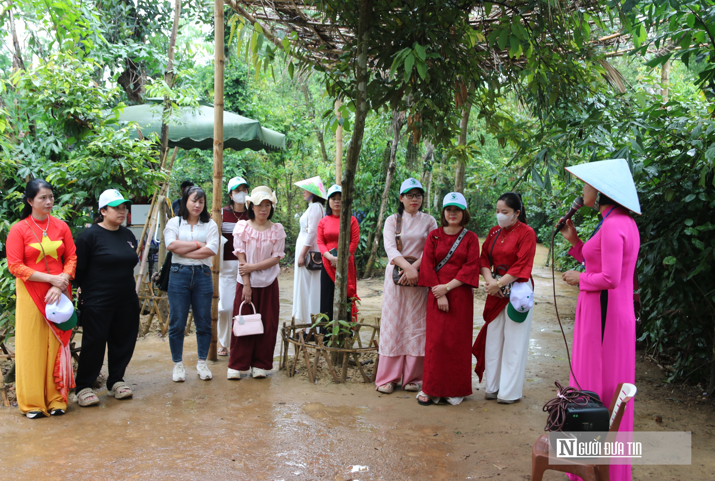 Đồng b&agrave;o mu&ocirc;n phương đội mưa về thăm qu&ecirc; B&aacute;c dịp kỷ niệm 51 năm ng&agrave;y thống nhất đất nước- Ảnh 8.