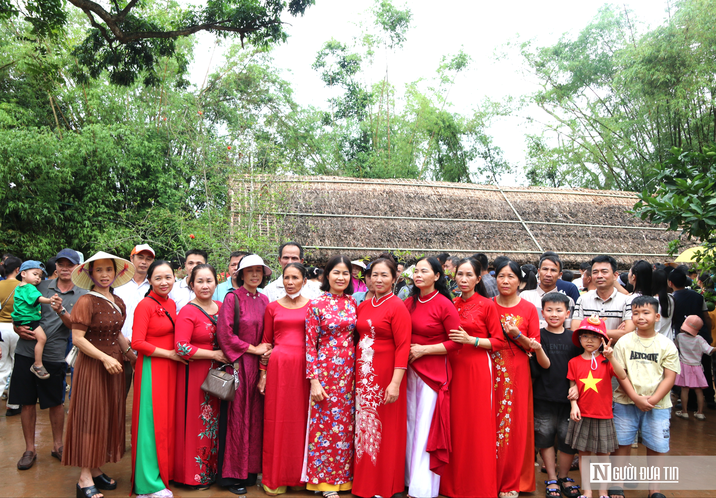 Đồng b&agrave;o mu&ocirc;n phương đội mưa về thăm qu&ecirc; B&aacute;c dịp kỷ niệm 51 năm ng&agrave;y thống nhất đất nước- Ảnh 7.