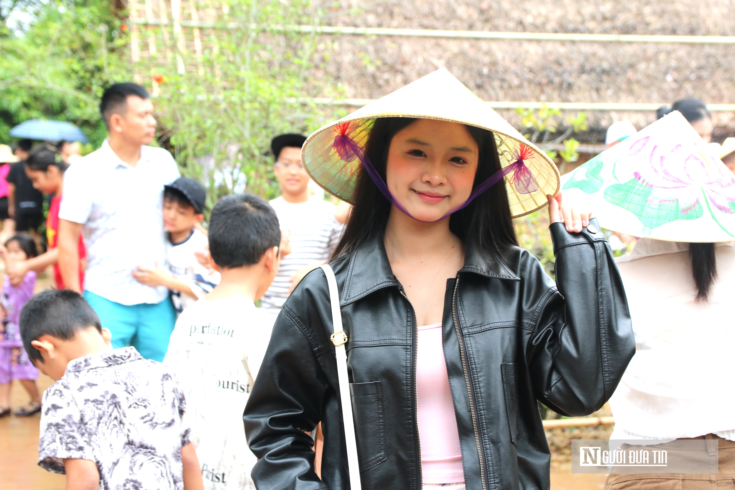 Đồng b&agrave;o mu&ocirc;n phương đội mưa về thăm qu&ecirc; B&aacute;c dịp kỷ niệm 51 năm ng&agrave;y thống nhất đất nước- Ảnh 9.