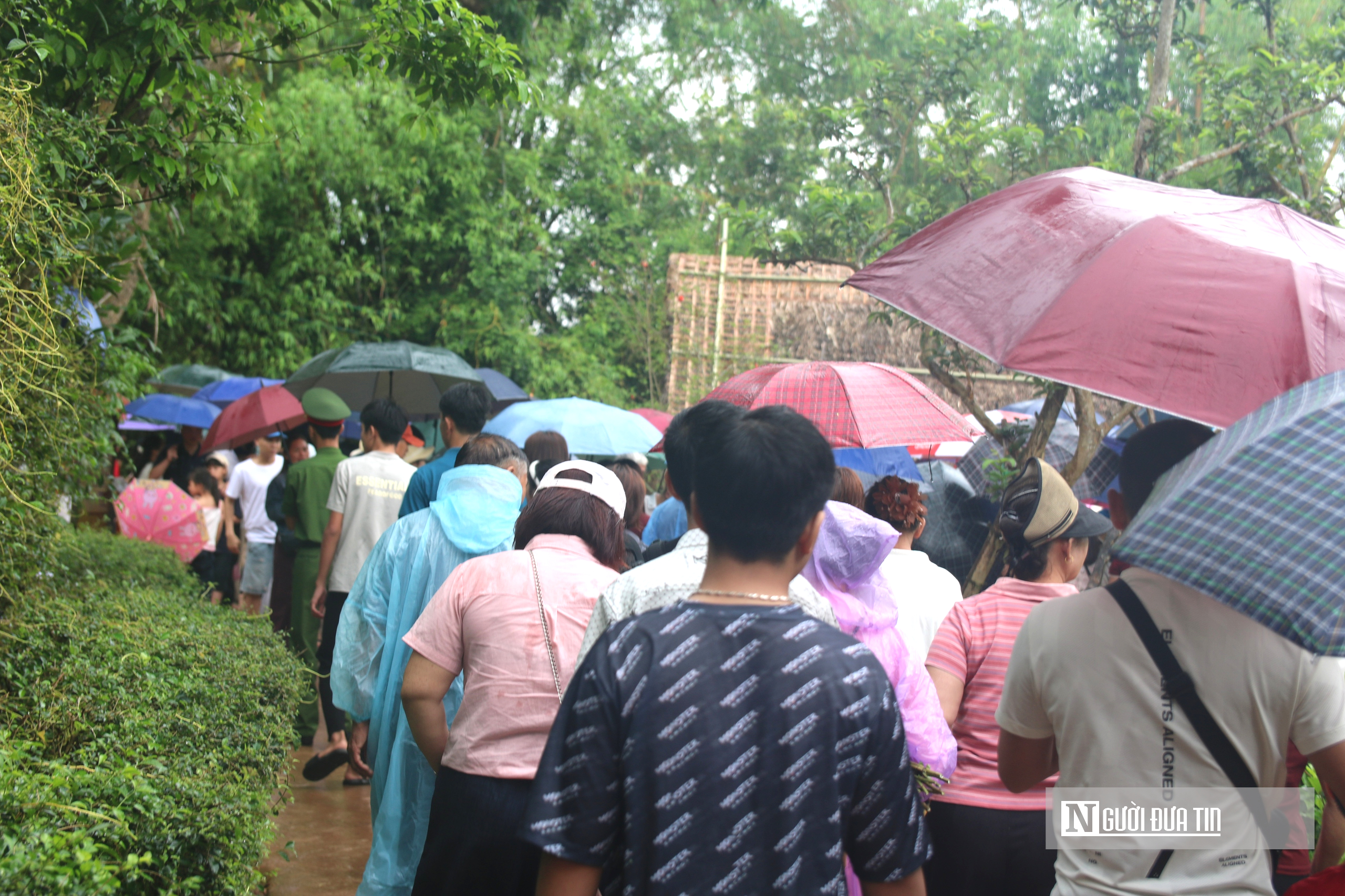 Đồng b&agrave;o mu&ocirc;n phương đội mưa về thăm qu&ecirc; B&aacute;c dịp kỷ niệm 51 năm ng&agrave;y thống nhất đất nước- Ảnh 4.