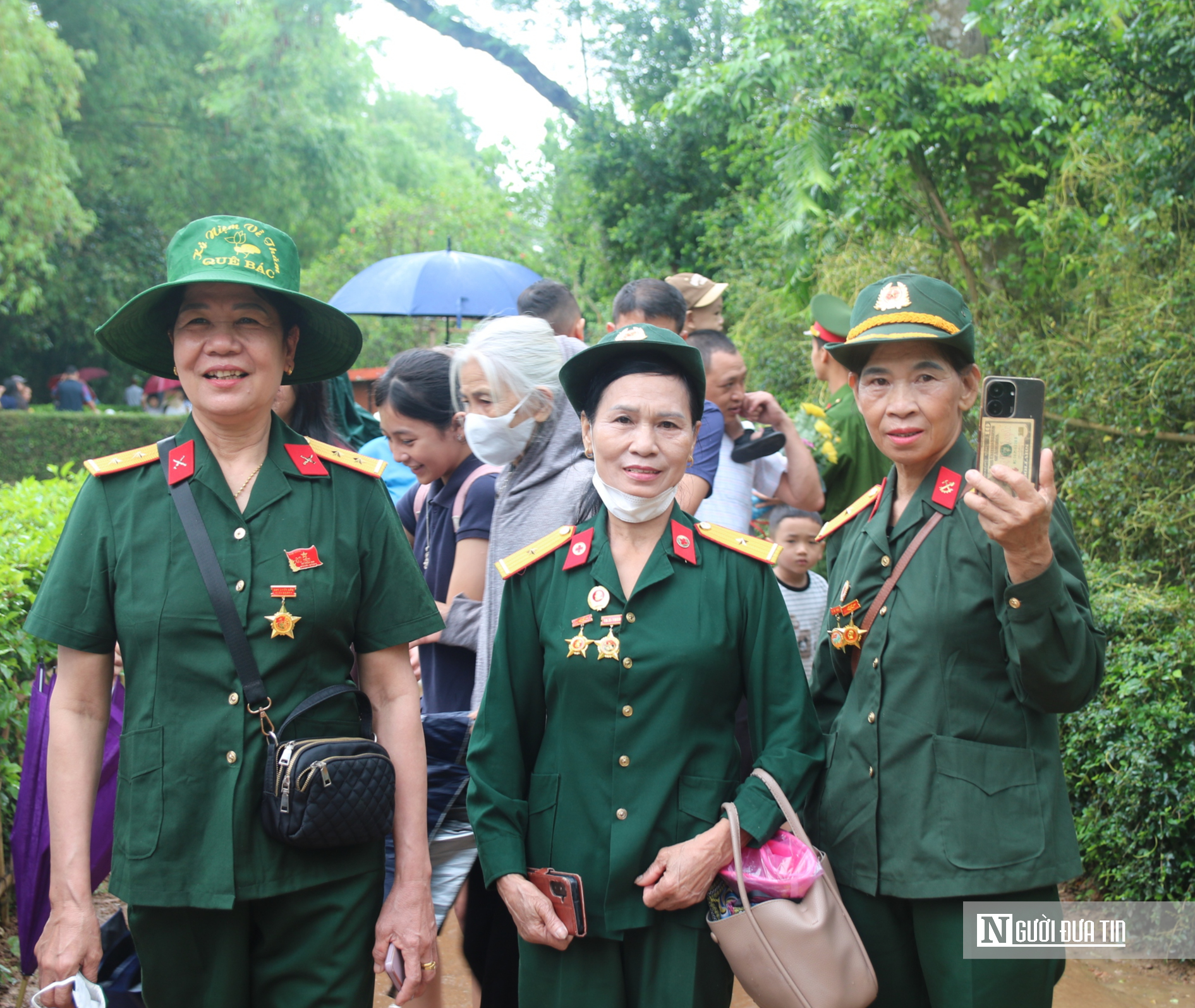 Đồng b&agrave;o mu&ocirc;n phương đội mưa về thăm qu&ecirc; B&aacute;c dịp kỷ niệm 51 năm ng&agrave;y thống nhất đất nước- Ảnh 5.