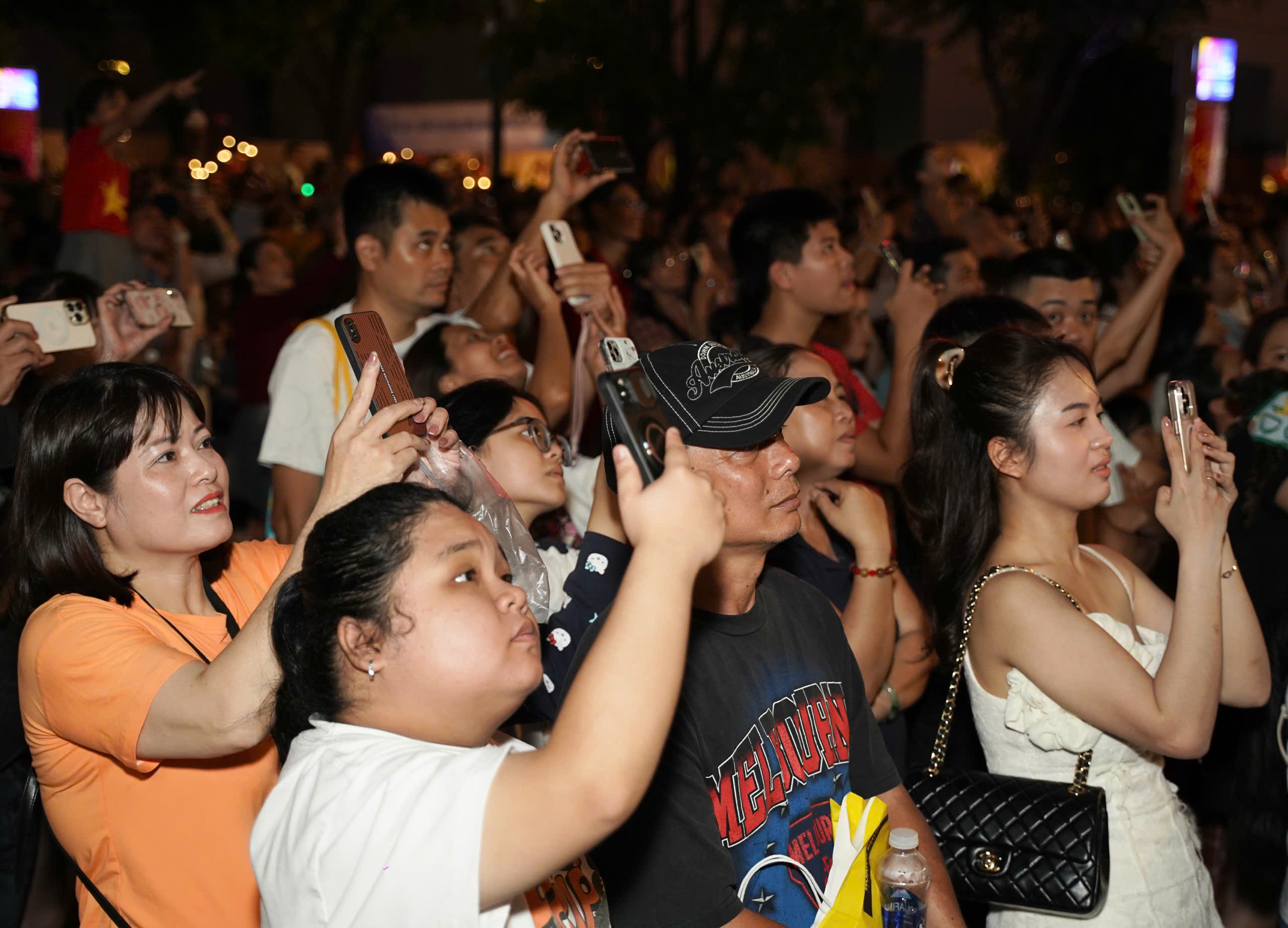 Tp.HCM rực rỡ sắc m&agrave;u ph&aacute;o hoa mừng 51 năm Giải ph&oacute;ng ho&agrave;n to&agrave;n Miền Nam, Thống nhất Đ&acirc;t nước- Ảnh 11.