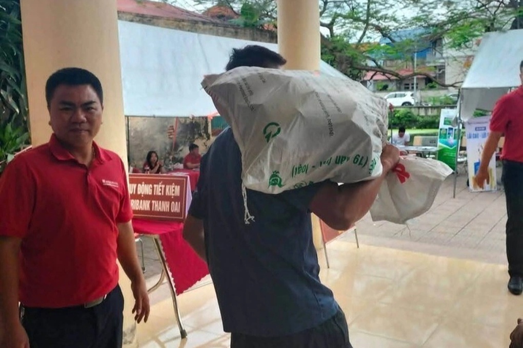 Người dân vác bao tải đi đựng tiền đền bù đất siêu dự án Olympic- Ảnh 1.