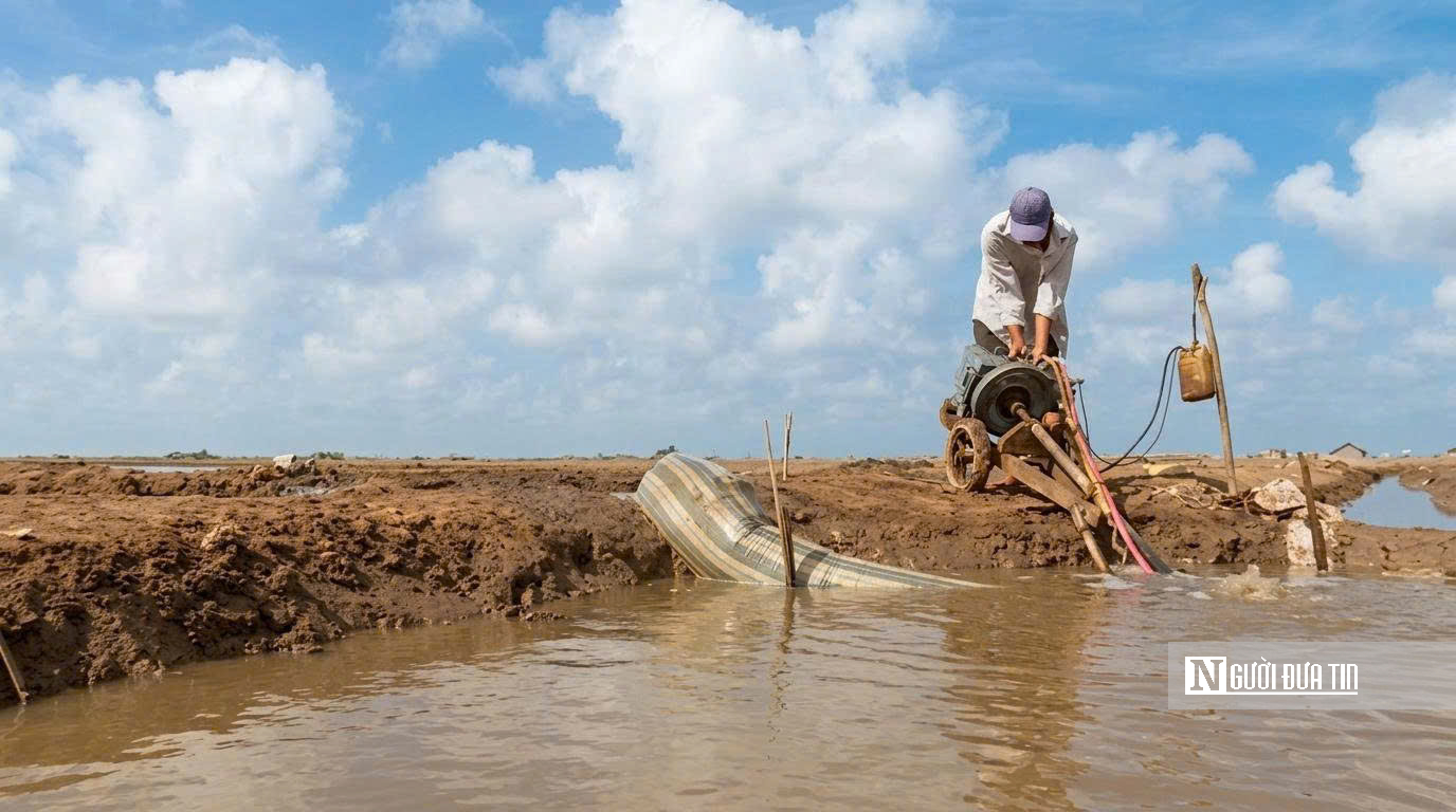Theo chân diêm dân “nuôi” muối giữa nắng, gió và mồ hôi- Ảnh 2.