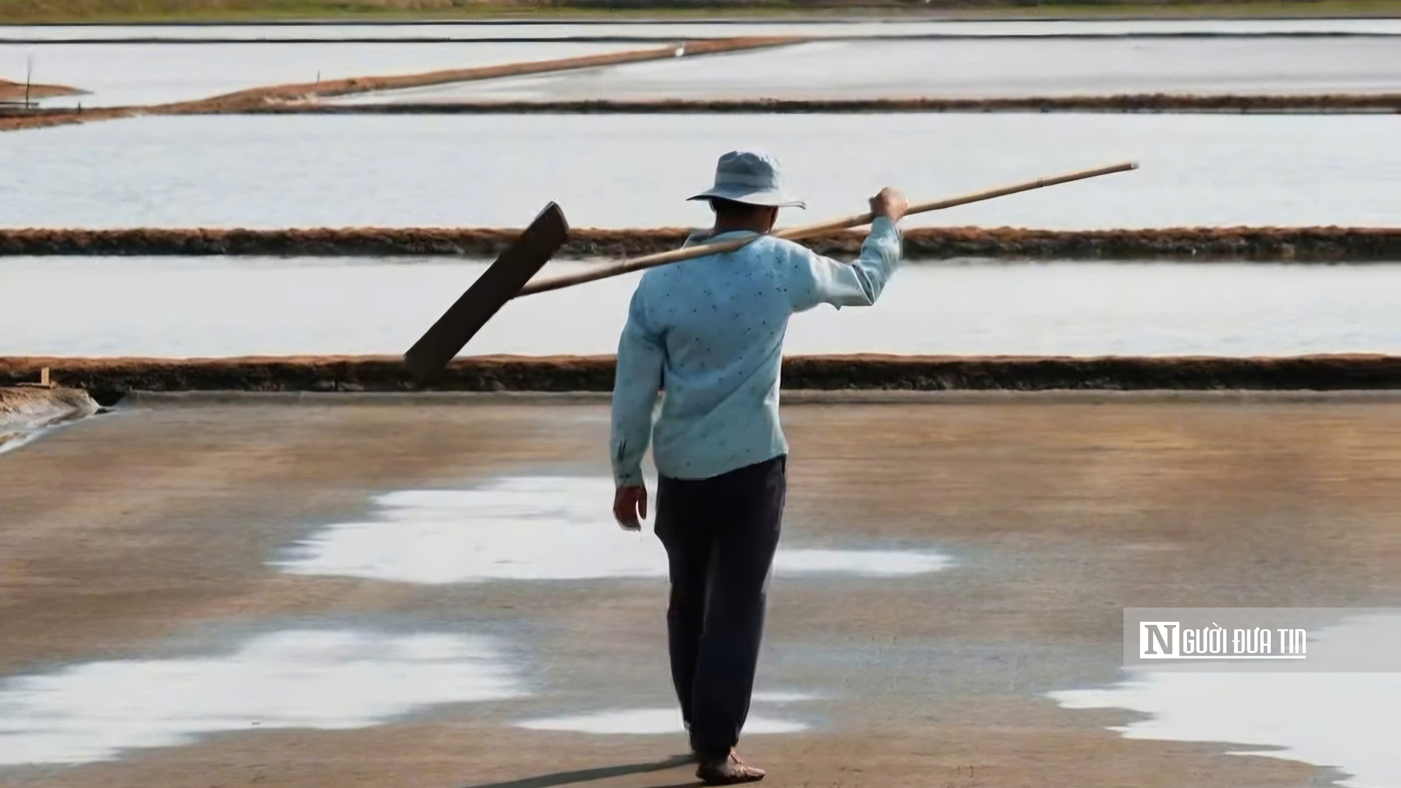 Theo chân diêm dân “nuôi” muối giữa nắng, gió và mồ hôi- Ảnh 7.