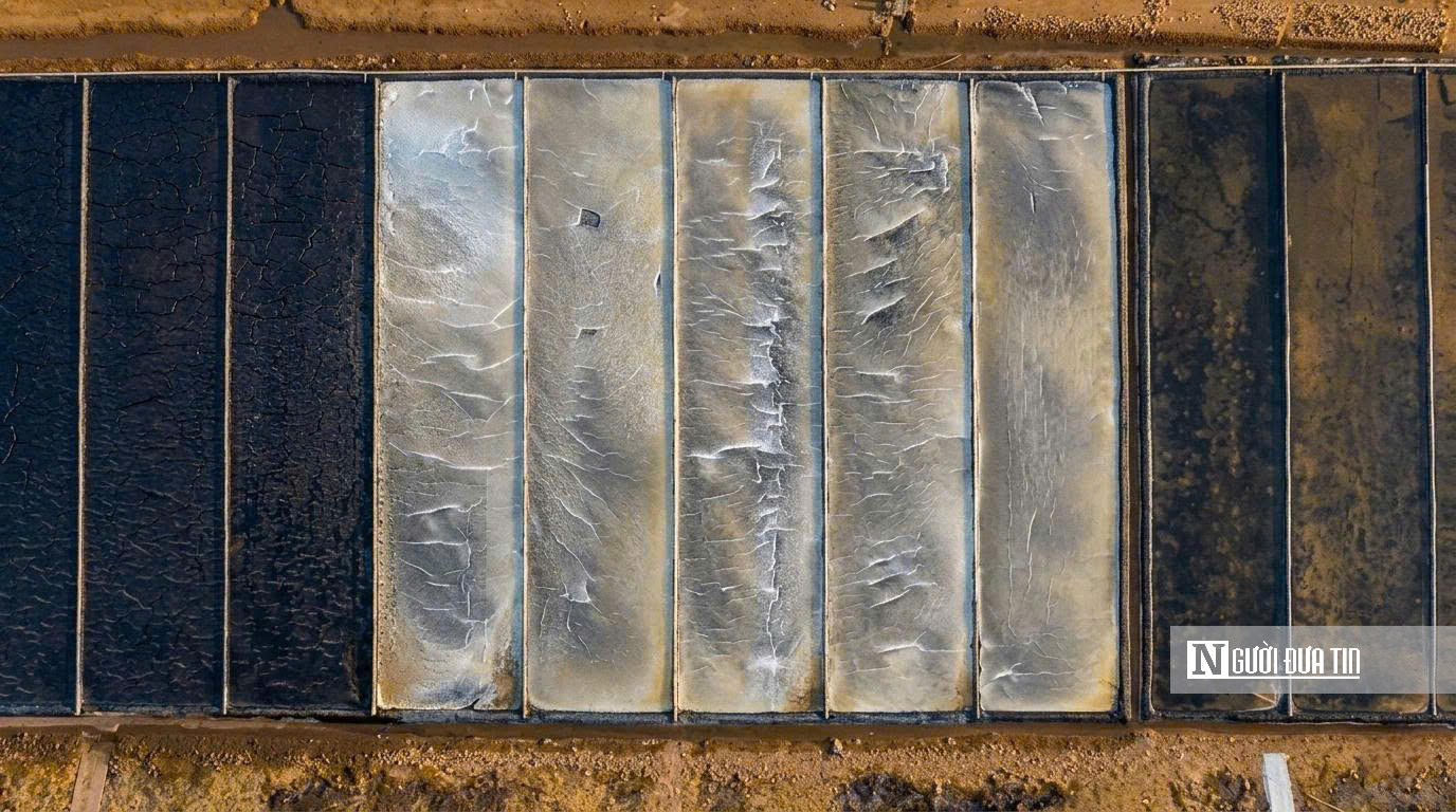 Theo chân diêm dân “nuôi” muối giữa nắng, gió và mồ hôi- Ảnh 10.