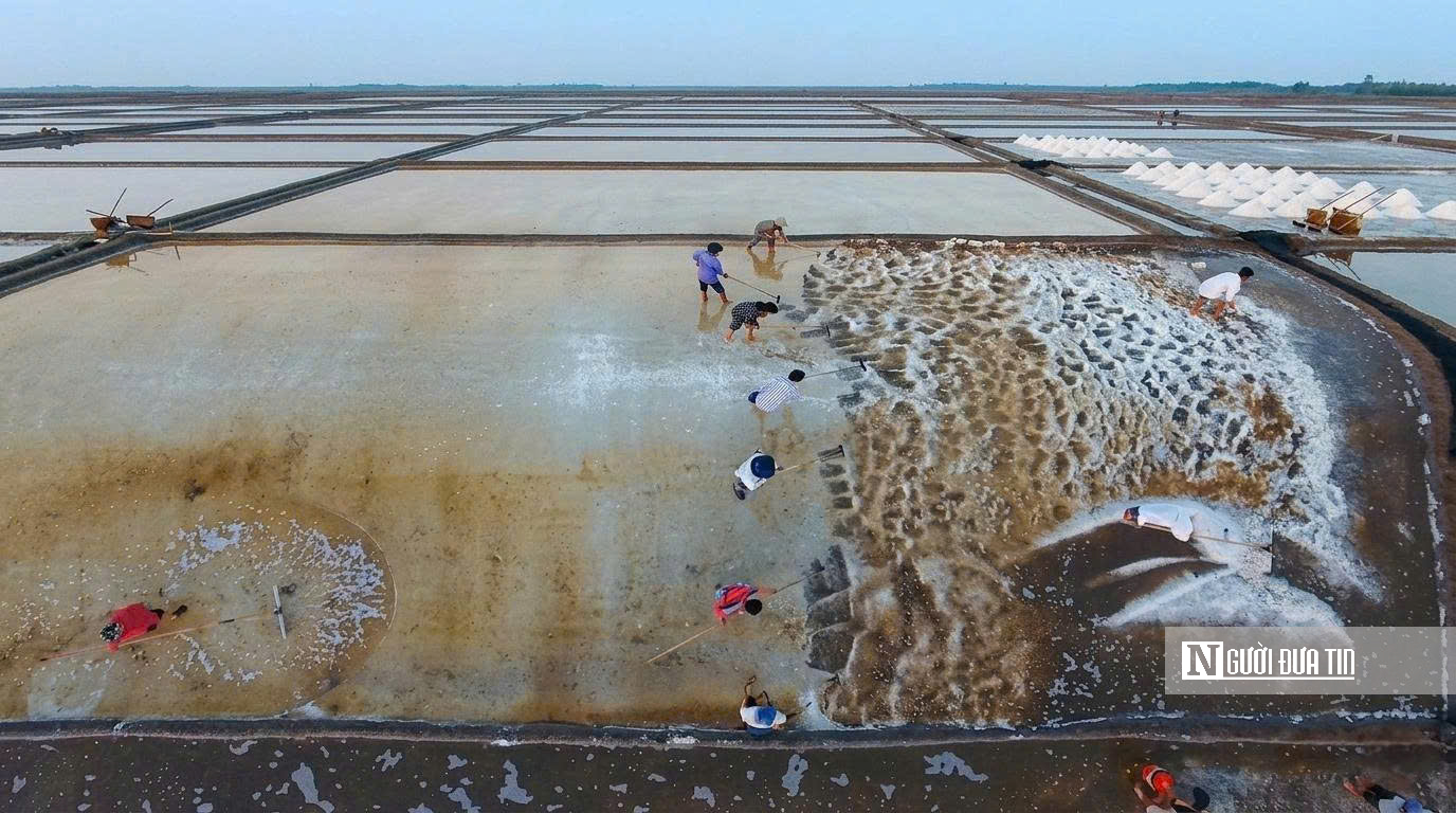 Theo chân diêm dân “nuôi” muối giữa nắng, gió và mồ hôi- Ảnh 12.