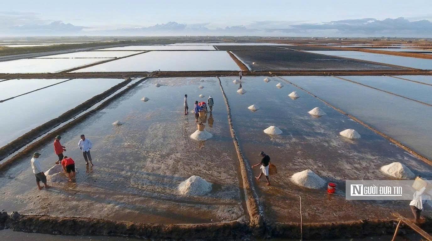 Theo chân diêm dân “nuôi” muối giữa nắng, gió và mồ hôi- Ảnh 14.