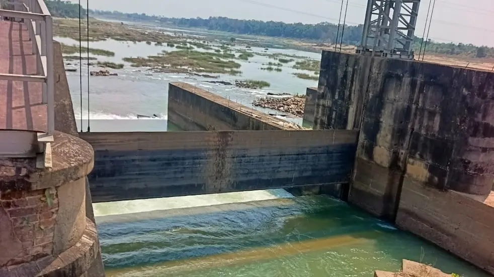 Bắt được con cá rồi ngậm trong miệng, người đàn ông tử vong thương tâm - Ảnh 1.