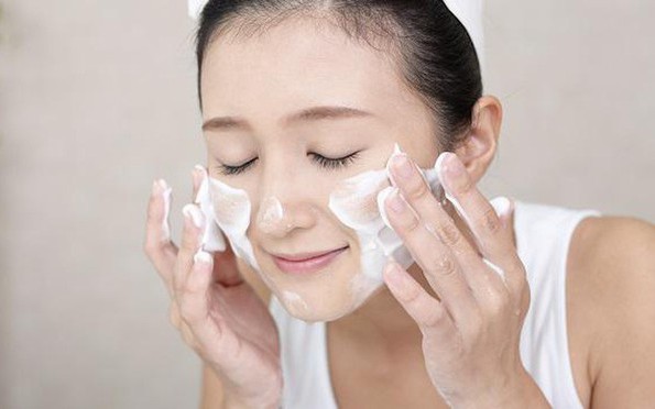 Rửa mặt khi tắm: Thói quen tưởng tiện lợi nhưng gây hại khôn lường cho da