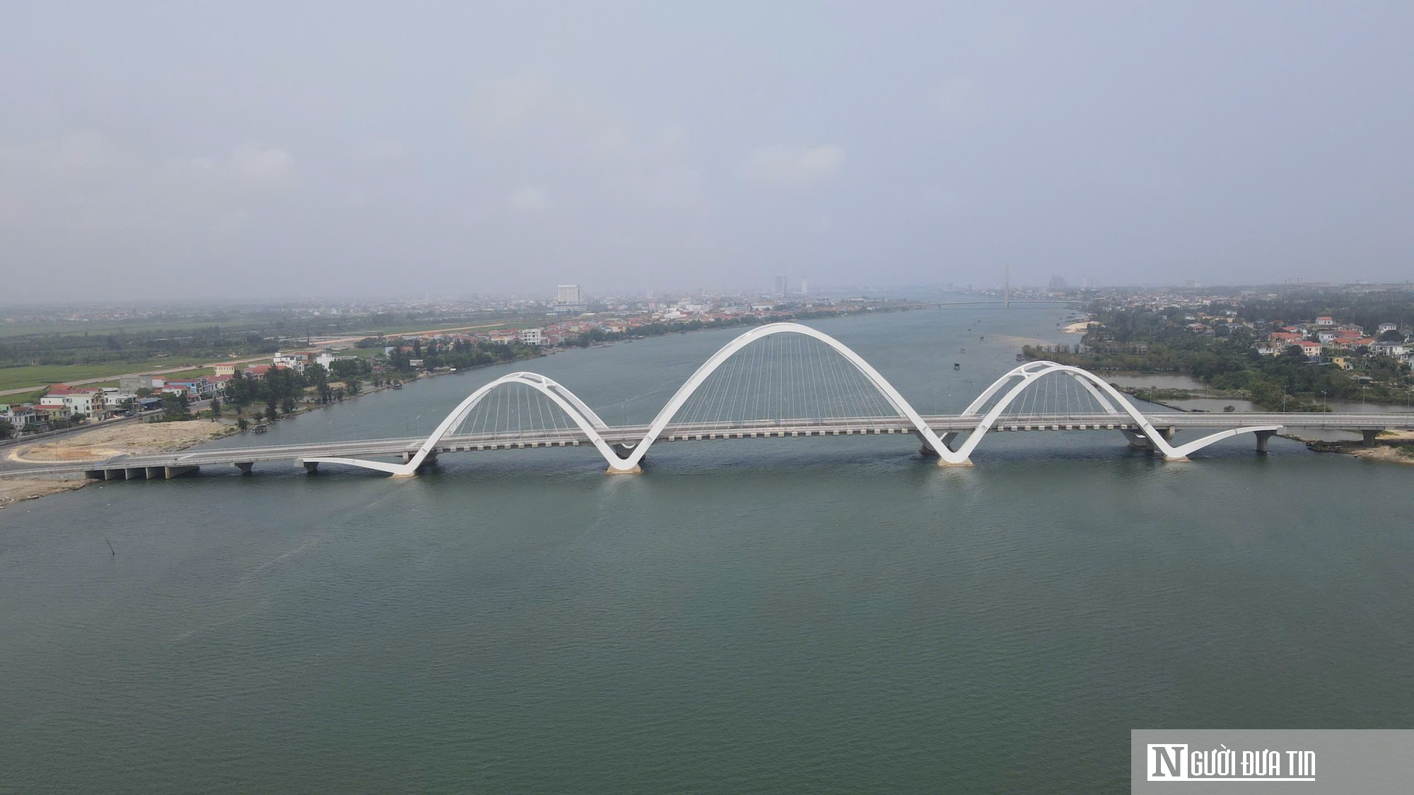 Cầu 1.300 tỷ đồng bắc qua sông Nhật Lệ hoàn thành nhưng chưa thể thông tuyến- Ảnh 1. Cầu 1.300 tỷ đồng bắc qua sông Nhật Lệ hoàn thành nhưng chưa thể thông tuyến- Ảnh 1.