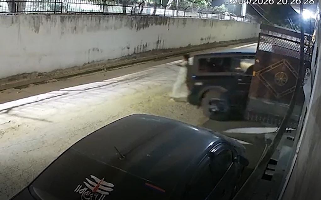 Tai nạn hy hữu ở Ấn Độ: SUV Thar cán chết cụ bà khi đóng cổng nhà