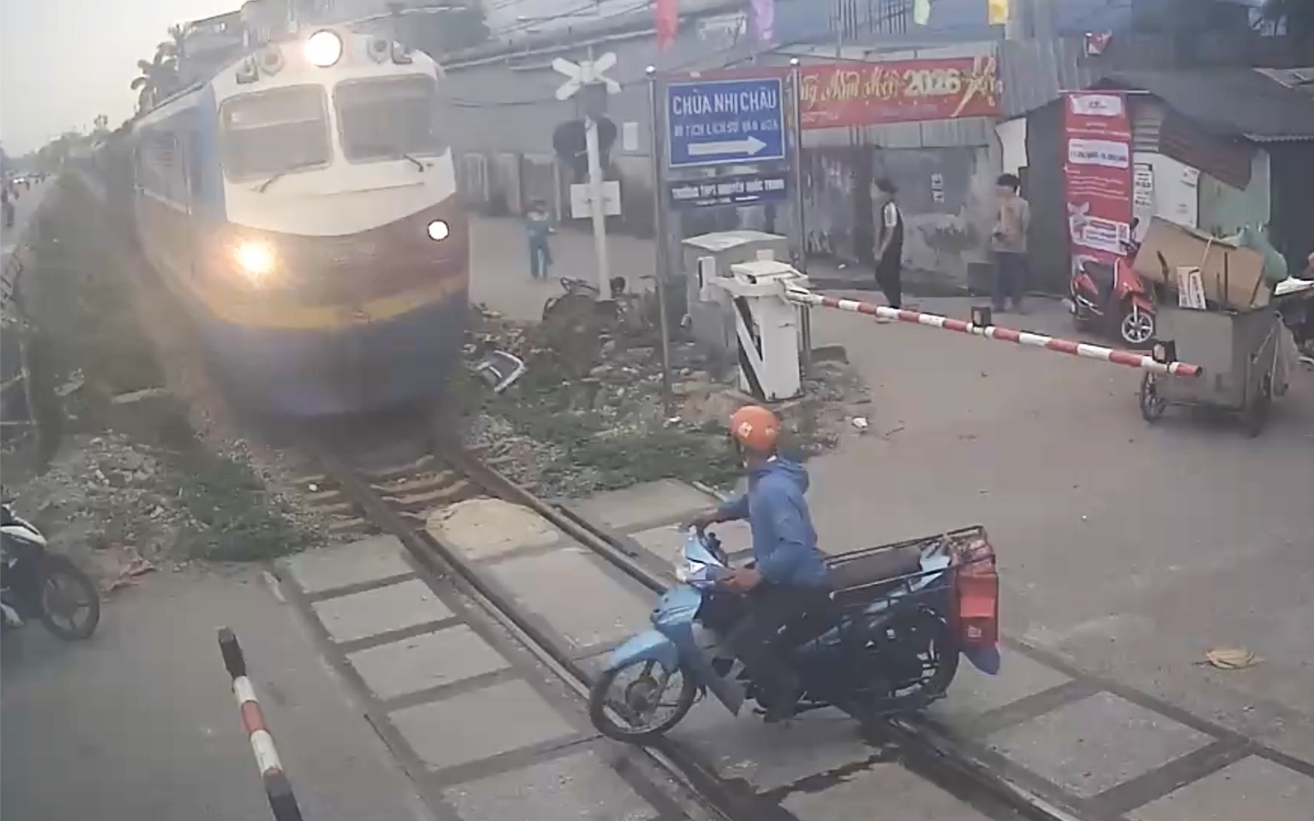 Tài xế xe máy liều mạng cướp đường tàu hỏa, CSGT cảnh báo hậu quả nghiêm trọng