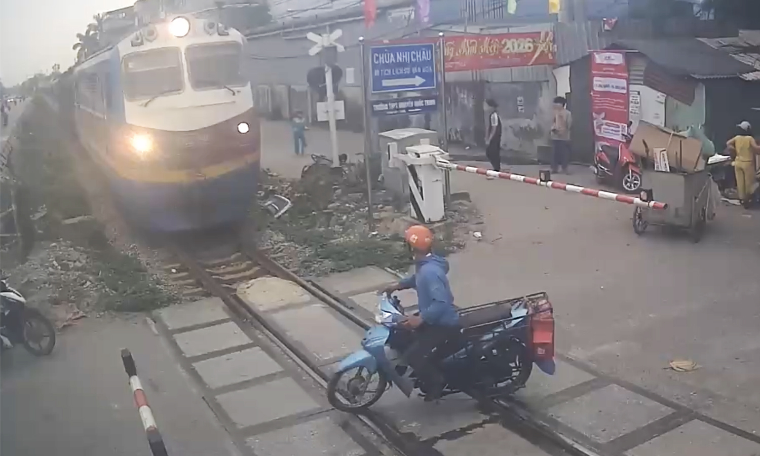 Tài xế xe máy cố tình vượt qua đường ray và cái kết thót tim- Ảnh 1. Tài xế xe máy cố tình vượt qua đường ray và cái kết thót tim- Ảnh 1.