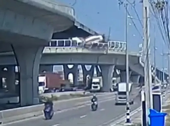 Xe trộn xi măng lao khỏi cầu vượt, rơi xuống đất khi đang vào cua- Ảnh 1. Xe trộn xi măng lao khỏi cầu vượt, rơi xuống đất khi đang vào cua- Ảnh 1.