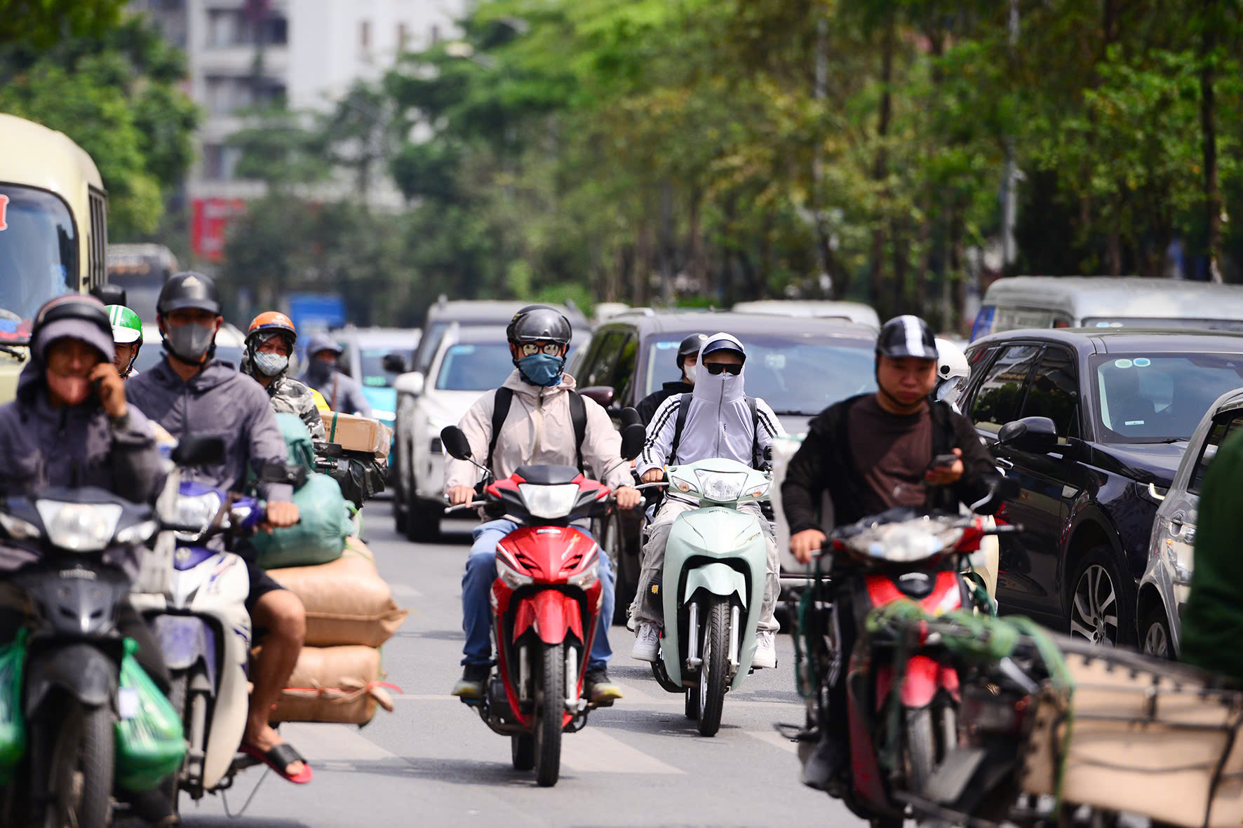 Nắng nóng gay gắt từ đầu tuần, bao trùm từ miền Bắc đến miền Nam, nhiệt độ lên tới 39°C- Ảnh 1.