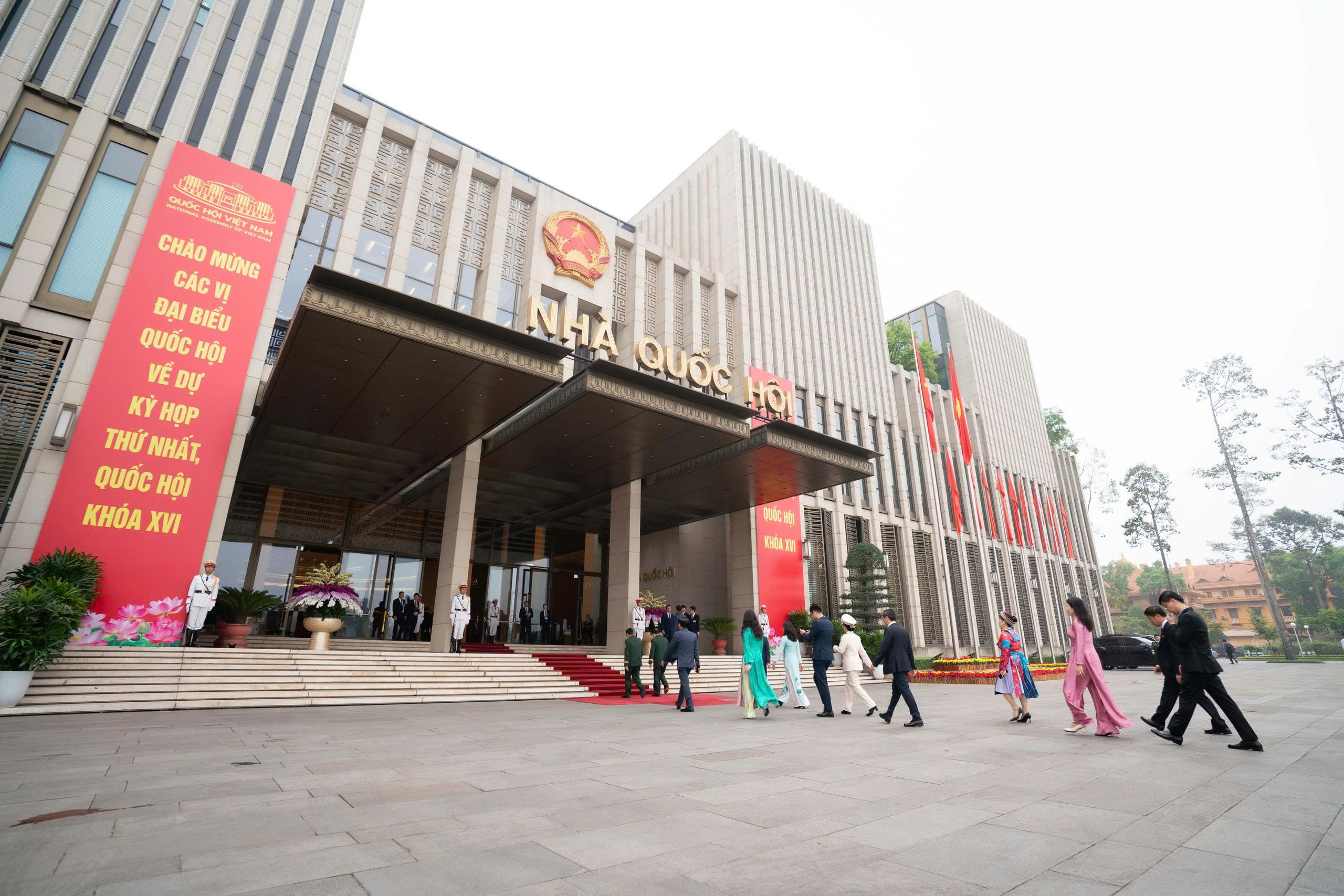 Đại biểu Quốc hội kh&oacute;a XVI v&agrave;o Lăng viếng Chủ tịch Hồ Ch&iacute; Minh - Ảnh 8.