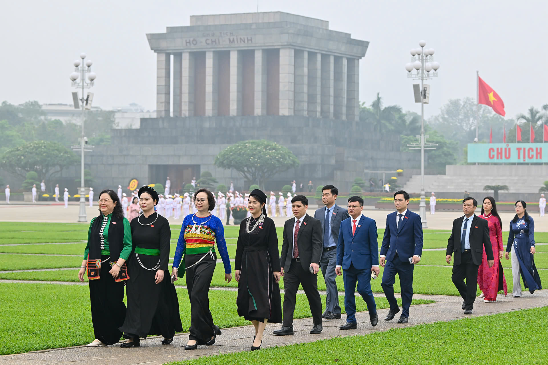 Đại biểu Quốc hội kh&oacute;a XVI v&agrave;o Lăng viếng Chủ tịch Hồ Ch&iacute; Minh - Ảnh 5.