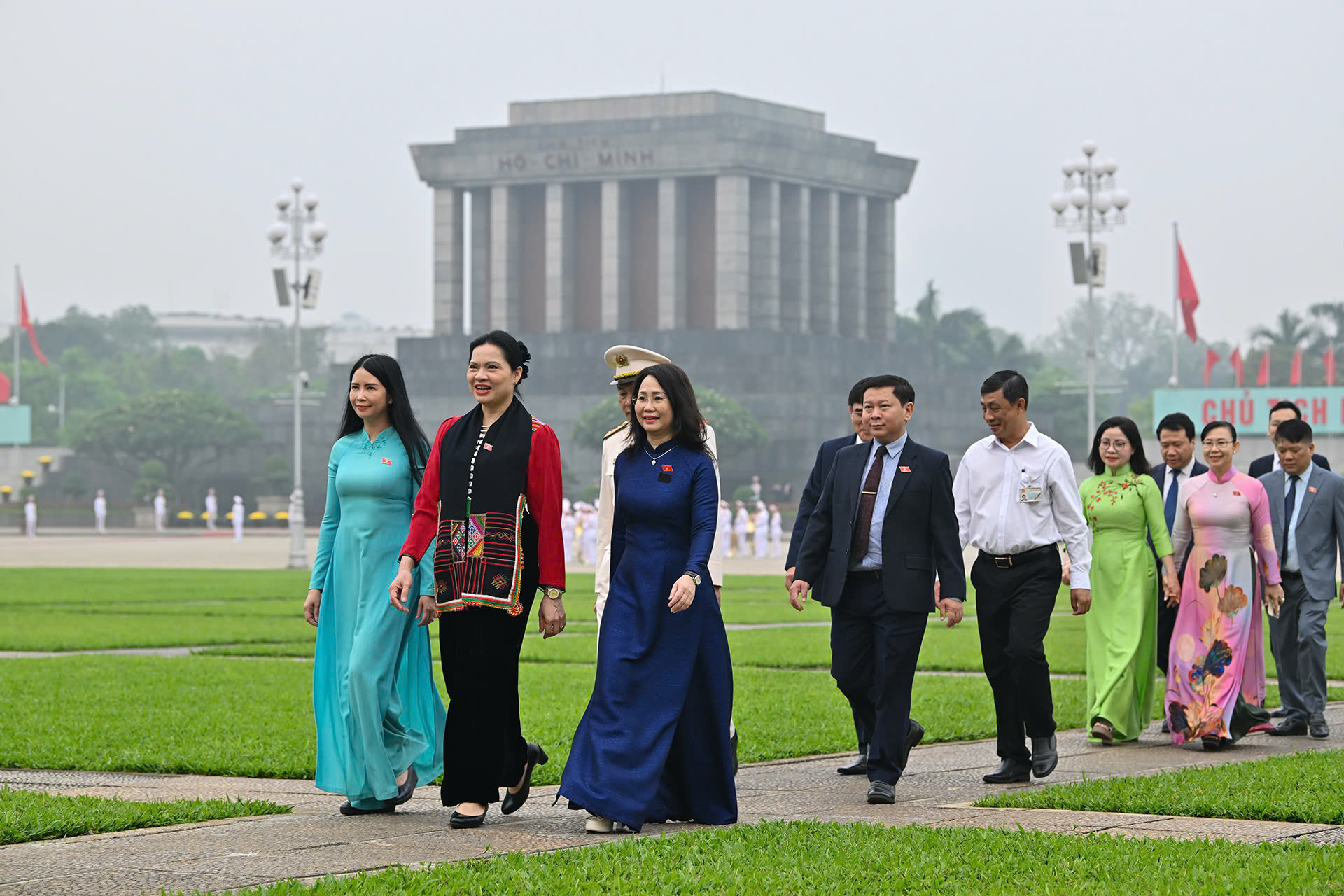 Đại biểu Quốc hội kh&oacute;a XVI v&agrave;o Lăng viếng Chủ tịch Hồ Ch&iacute; Minh - Ảnh 7.