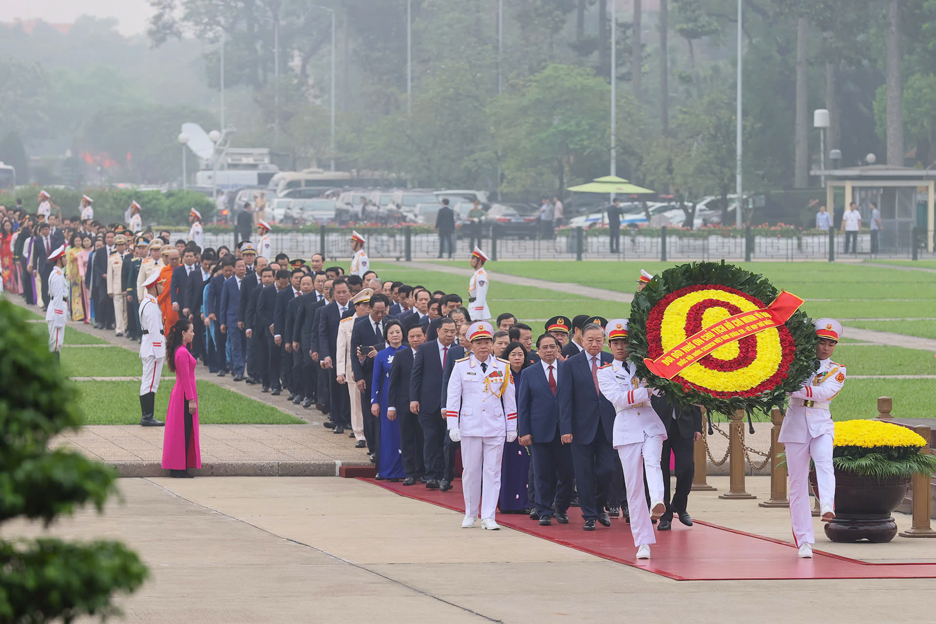 Đại biểu Quốc hội kh&oacute;a XVI v&agrave;o Lăng viếng Chủ tịch Hồ Ch&iacute; Minh - Ảnh 1.