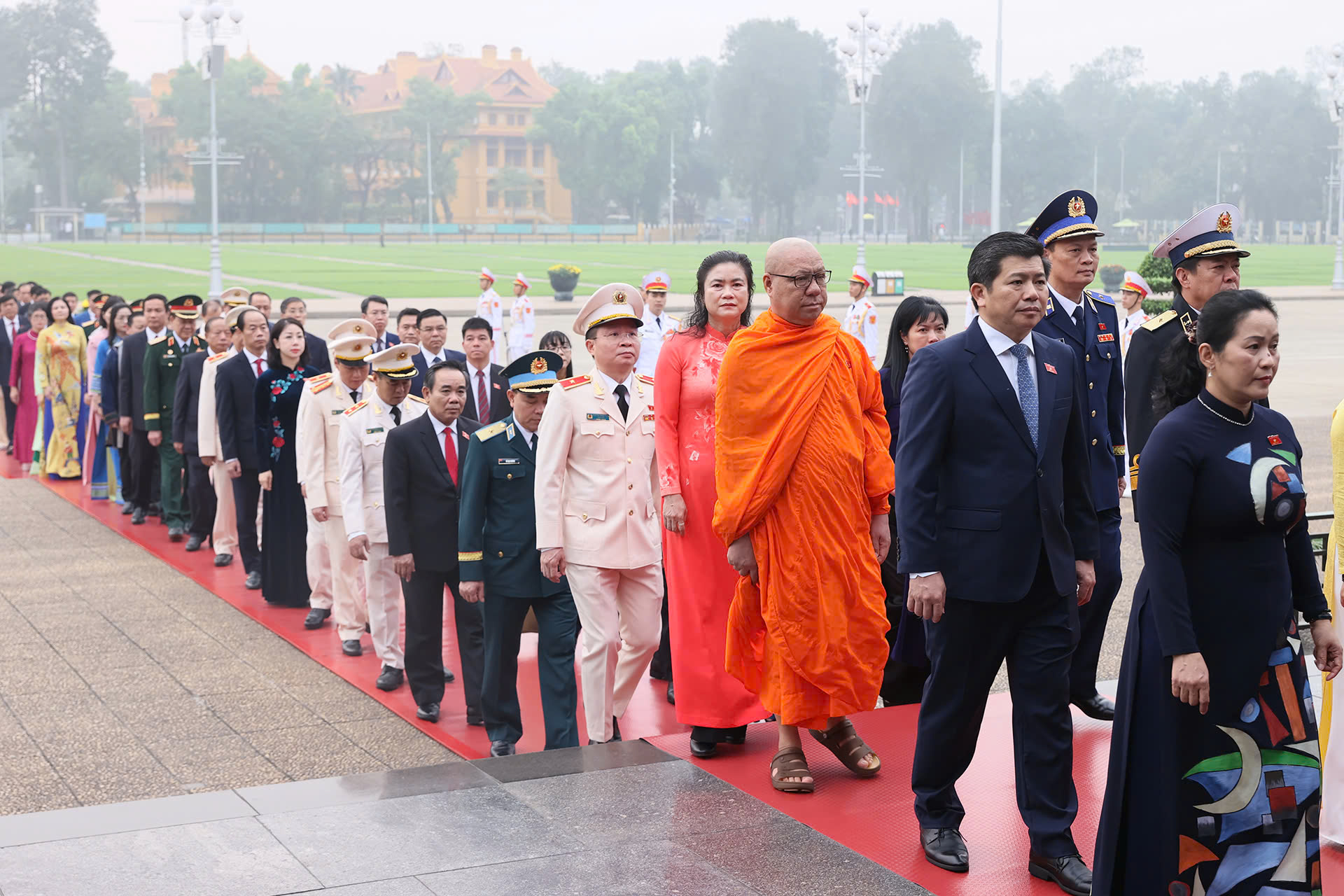 Đại biểu Quốc hội kh&oacute;a XVI v&agrave;o Lăng viếng Chủ tịch Hồ Ch&iacute; Minh - Ảnh 6.