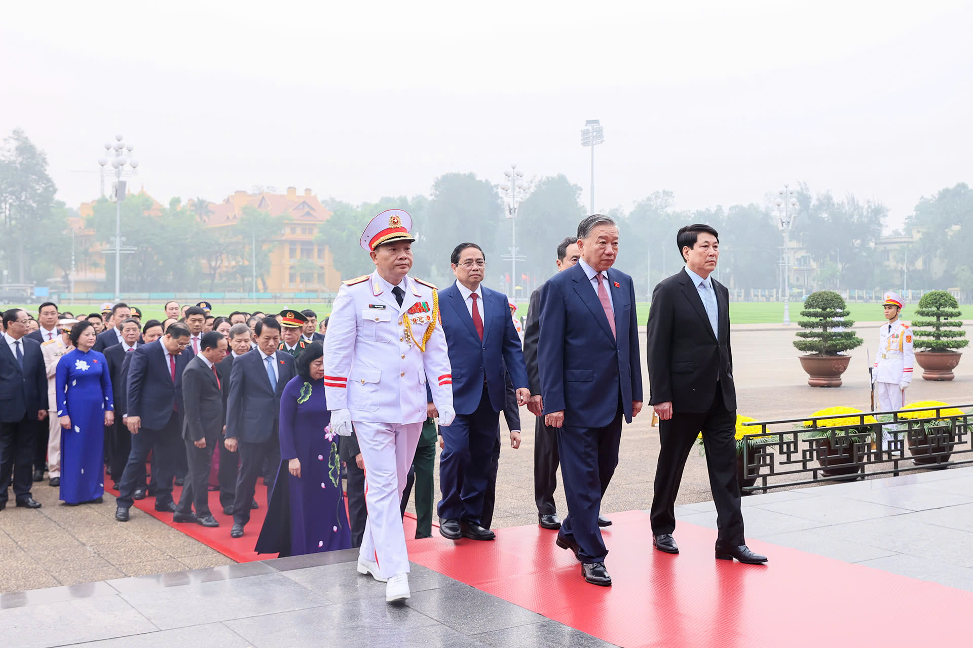 Đại biểu Quốc hội kh&oacute;a XVI v&agrave;o Lăng viếng Chủ tịch Hồ Ch&iacute; Minh - Ảnh 3.