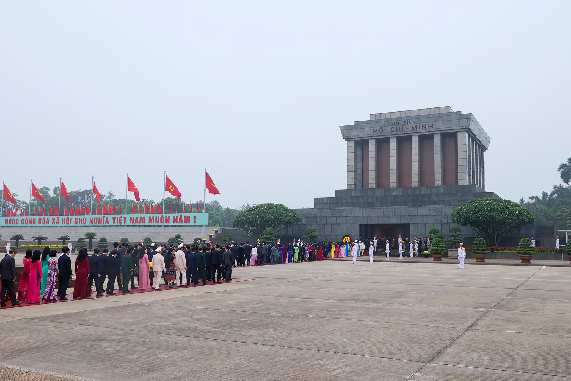 Đại biểu Quốc hội kh&oacute;a XVI v&agrave;o Lăng viếng Chủ tịch Hồ Ch&iacute; Minh - Ảnh 4.